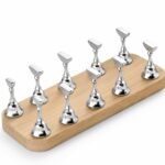 10 Pcs Magnetic Nail Practice Stand Holder with Curved Wooden Base, Gold or Silver Nail Display Holders for Press-On Nails, Acrylic Nail Art Practice Tool for DIY Salon Manicure