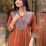 MEERA FAB Women Floral Printed Pure Cotton Straignt V-Neck Kurta with Trousers & Dupatta